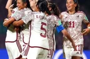  西亚卡姆爆冷击败中国队,回归赛场引爆全场视频 