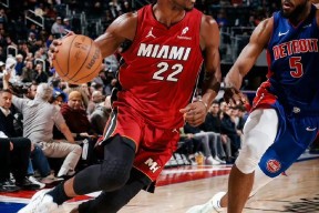 巴特勒重返赛场，出色发挥首场状态出色，皇家马德里观众沸腾！引发球迷热议(吉米巴特勒56分回放)